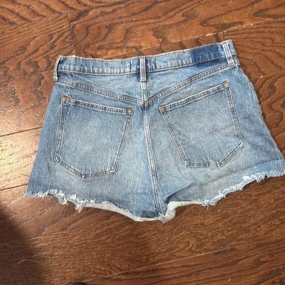 Abercrombie & Fitch The Mom Shorts high rise Jean shorts, size 14 - Picture 5 of 7